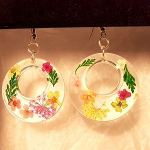 Blooming earrings - flowers in resin